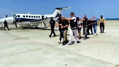 İçişleri Bakanı Ali Yerlikaya Duyurdu! Kırmızı Bültenle Aranıyorlardı, Yakalanıp Türkiye'ye Getirildiler