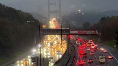 İstanbul'da Yağış Başladı, Trafik Kilitlendi! Araçlar Adım Adım İlerliyor