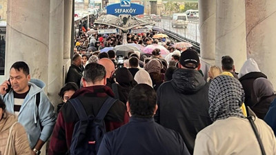 İstanbul'da Metrobüs Hattı Tamamen Durdu! Duraklar Tıklım Tıklım