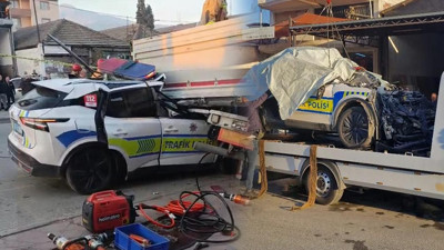 Manisa'da Feci Kaza! Trafik Polisi Aracı Tıra Çarptı! 1 Polis Şehit Oldu, 1 Ağır Yaralı