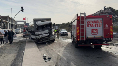 Arnavutköy'de İki Kamyon Kafa Kafaya Çarpıştı