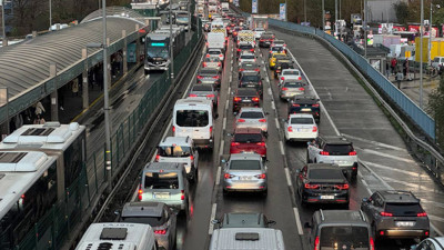 Hafif Yağış Yetti! İstanbul'da Trafik Kilit