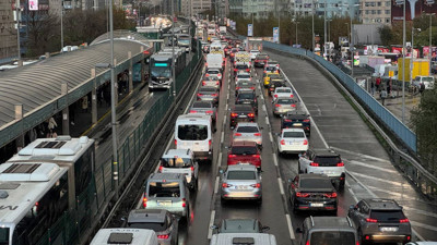 İstanbul'da Trafik Felç Oldu! Araçlar Durma Noktasına Geldi