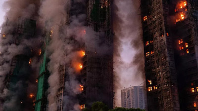 Hong Kong'da Büyük Yangın! 1900 Daireli Kompleks Alevlere Teslim