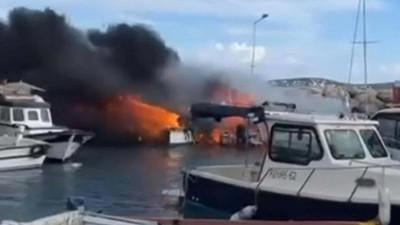 Çeşme'de Balıkçı Barınağında Yangın! 7 Tekne Alevlere Teslim Oldu