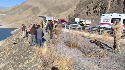 Van’da  Otomobil Göle Uçtu: 2 Kişinin Cansız Bedeni Çıkarıldı, 1 Kişi Hala Aranıyor