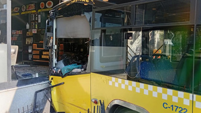 Üsküdar’da İETT Otobüsü Börekçiye Daldı! Yaralılar Var
