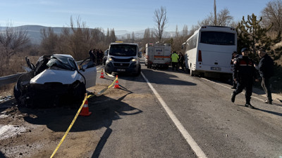Yolcu Midibüsü Karşı Yönden Gelen Otomobille Çarpıştı: Yaralılar Var