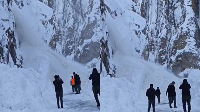 Hakkari-Van Kara Yoluna Çığ Düştü! Felaket Böyle Geldi