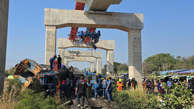 Tayland’da Üzerine Vinç Düşen Tren Devrildi, 29 Ölü