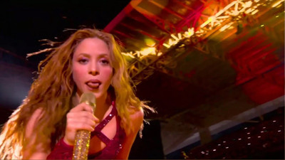 Konserde Şoke Eden Anlar, Shakira Sahnede Düştü