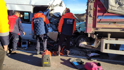 Öğrenci Servisi Tıra Çarptı! Ölü ve Yaralılar Var