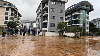 Antalya’yı Sağanak Vurdu! Evler ve Arabalar Sular Altında Kaldı, 7 İlçede Okullar Tatil Edildi