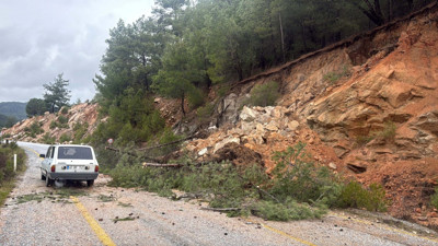 Muğla'da Toprak Kaydı, Yol Kapandı