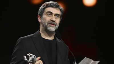Emin Alper’e Berlinale’den Gümüş Ayı Ödülü: Konuşması Geceye Damga Vurdu