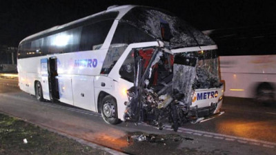 Amasya'da Yolcu Otobüsü TIR'a Çarptı: 11 Yaralı