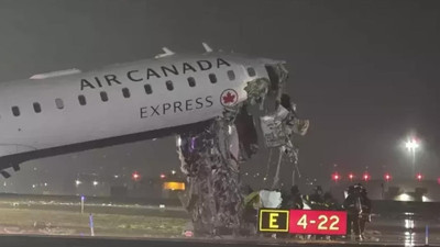 ABD’de Feci Kaza! Yolcu Uçağı İtfaiye Aracına Çarptı