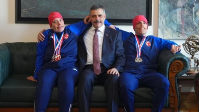 Bakan Çiftçi, Otizmli İkiz Kayakçıları Ağırladı