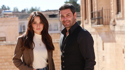 Ozan Akbaba Ve Sinem Ünsal’ın Romantik Sahnesi Sosyal Medyayı İkiye Böldü! Uzak Şehir'e Eleştiri Yağdı