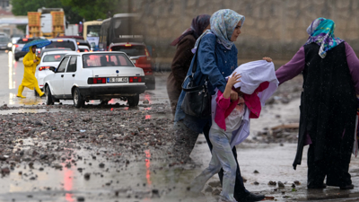 Ankara'yı Sağanak Vurdu! Cadde ve Sokaklar Göle Döndü