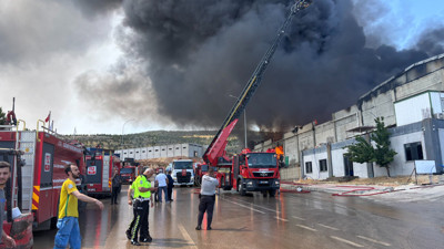 Gaziantep'te Tekstil Fabrikasında Yangın, Saatler Sürüyor