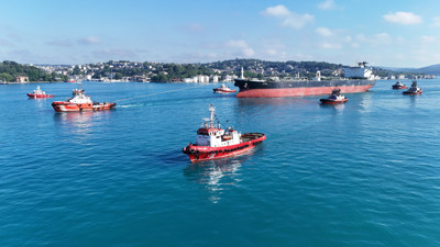 Rusya'da Saldırıya Uğrayan Tanker Yoğun Güvenlik Eşliğinde İstanbul Boğazı'ndan Geçti