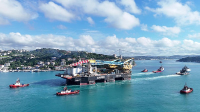İstanbul Boğazı'ndan Geçen Dev Vinç Gemisi Havadan Görüntülendi