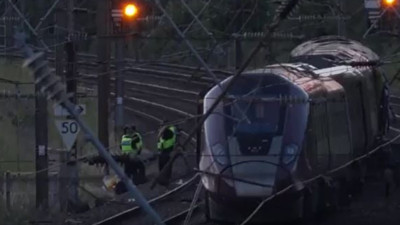 İngiltere’deki İki Yolcu Treni Çarpıştı! Ölü ve Yararlılar Var
