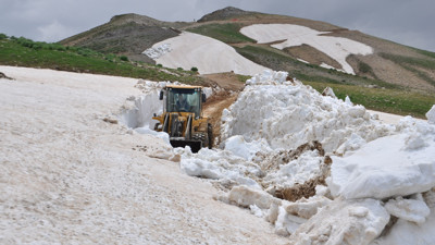 Haziran Ortasında Kar Esareti: Bitlis’te 3 Metrelik Kar Kütleleriyle Mücadele