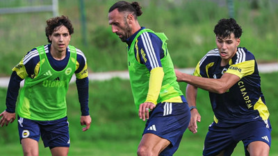 Fenerbahçe'nin Yeni Transferi Vedat Muriqi Sahayı Sedyeyle Terk Etti
