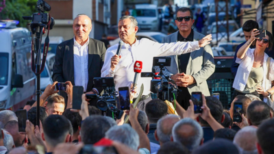 Özgür Özel İzmir'den Seslendi: 'Ya Partimizi Geri Alacağız Ya Yeni Bir Yol Açacağız'