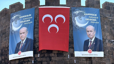 Diyarbakır Surlarında Devlet Bahçeli Pankartı: 'Kardeşlik Kalbimizde, Gelecek Aklımızda!'