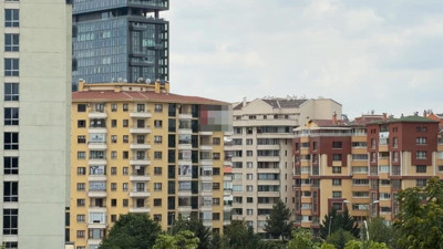 Trump'ın Kalacağı Otelin Tam Karşısına Asıldı