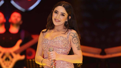 Melek Mosso’dan Cesur Sahne Şovu! Sosyal Medya Sallandı