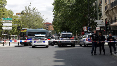 Paris’te İki Bıçaklı Dehşet! Biri Hamile 3 Kadını Yaralayan Saldırganı İzinli Polis Durdurdu