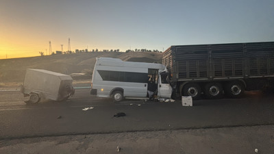 Tarım İşçilerini Taşıyan Minibüs Kaza Yaptı: 3'ü Ağır 18 Yaralı