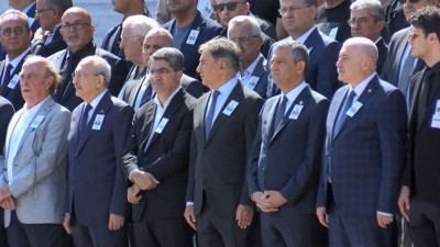 Kemal Kılıçdaroğlu ve Özgür Özel Eski CHP Genel Başkan Vekili Cevdet Selvi'nin Cenaze Töreninde  Yan Yana Geldi