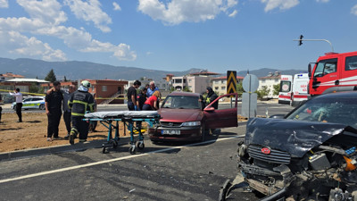 Gaziantep'te 2 Araç Birbirine Girdi, Yaralılar Var
