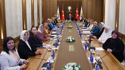 AK Parti’ye Geçeceği İddia Ediliyordu! Foça Belediye Başkanı Saniye Fıçı, AK Parti Toplantısında Yer Aldı