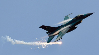 ABD'de F-16 Savaş Uçağı Düştü, Pilot Saniyelerle Kurtuldu