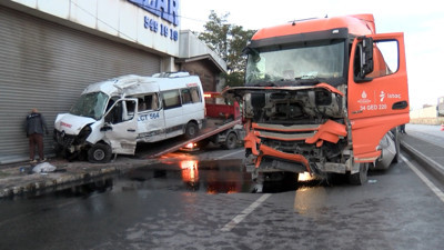 Servis Minibüsü İBB Kamyonu ile Çarpıştı