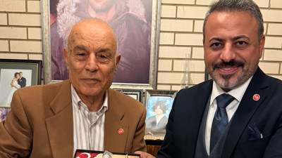 Deniz Gezmiş’in Ağabeyi Bora Gezmiş YENİ Parti’ye Katıldı: Rozetini İlçe Başkanı Taktı