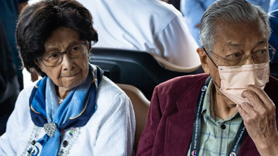Eşinin Ölümüne Dayanamadı: 101 Yaşındaki Eski Başbakan Mahathir Hastaneye Kaldırıldı