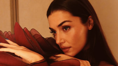 Hande Erçel Paris'te Göz Kamaştırdı! Sıra Dışı Elbisesiyle Dikkatleri Üzerine Çekti
