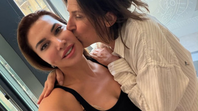 Ebru Yaşar ile Amanda Mille Arasında Dostluk Pozu