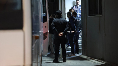 İzmir’de Yolsuzluk Operasyonu: Eski Belediye Başkanı Serdar Sandal Dahil 43 Kişi Adliyede
