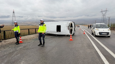 Hakkari'de Öğrenci Servisi Devrildi, Yaralılar Var