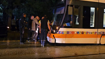 Eskişehir'de Tramvay ile Otomobil Çarpıştı