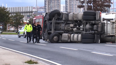 Bakırköy’de Korkutan Tanker Kazası! Sızıntı Nedeniyle Yol Trafiğe Kapatıldı