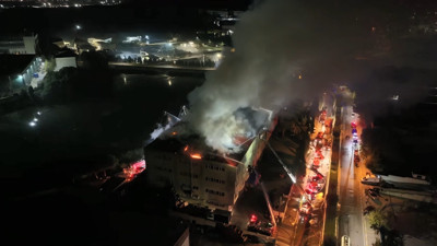 İstanbul'da Korkutan Fabrika Yangını! Alevler 2 Metreyi Aştı, 8 Noktadan Müdahale Edilen Yangın 5 Saatte Söndürüldü